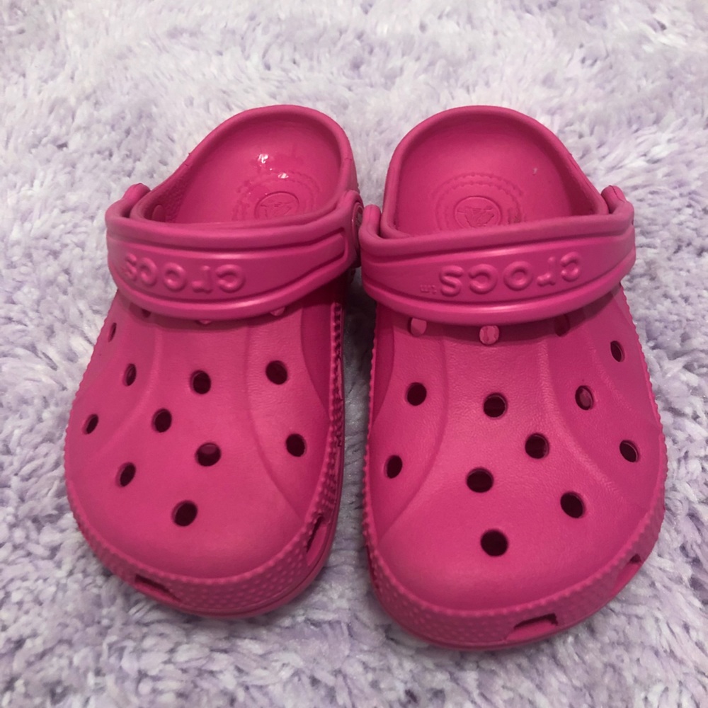 Size 8-9 childs pink crocs